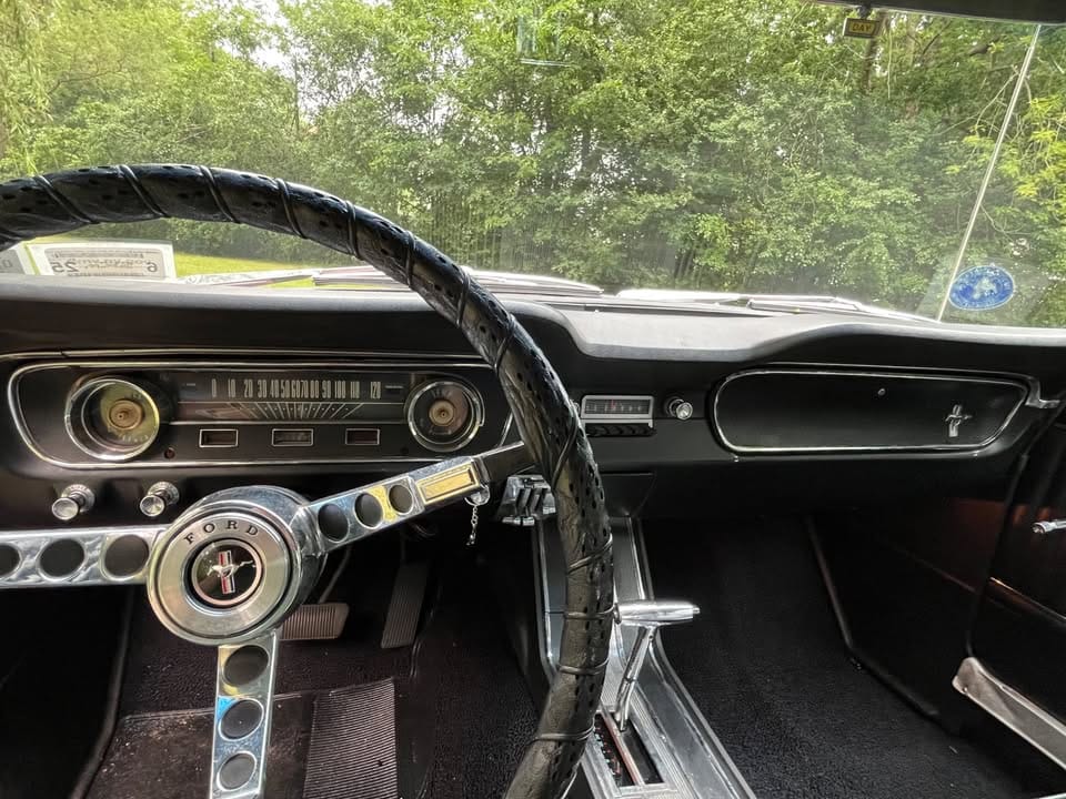 Dashboard of 1965 Ford T5 in black