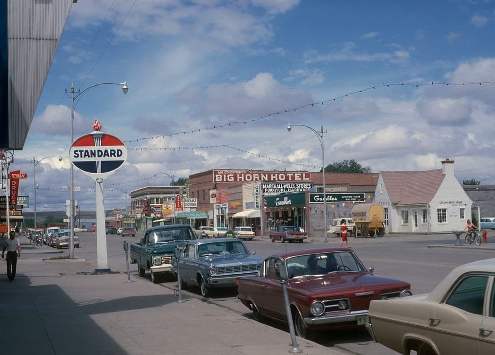 Cars And Storefronts Downtown And On Main Street, 1950s and 1960s 8 Captura de pantalla 2025 01 11 22.03.45