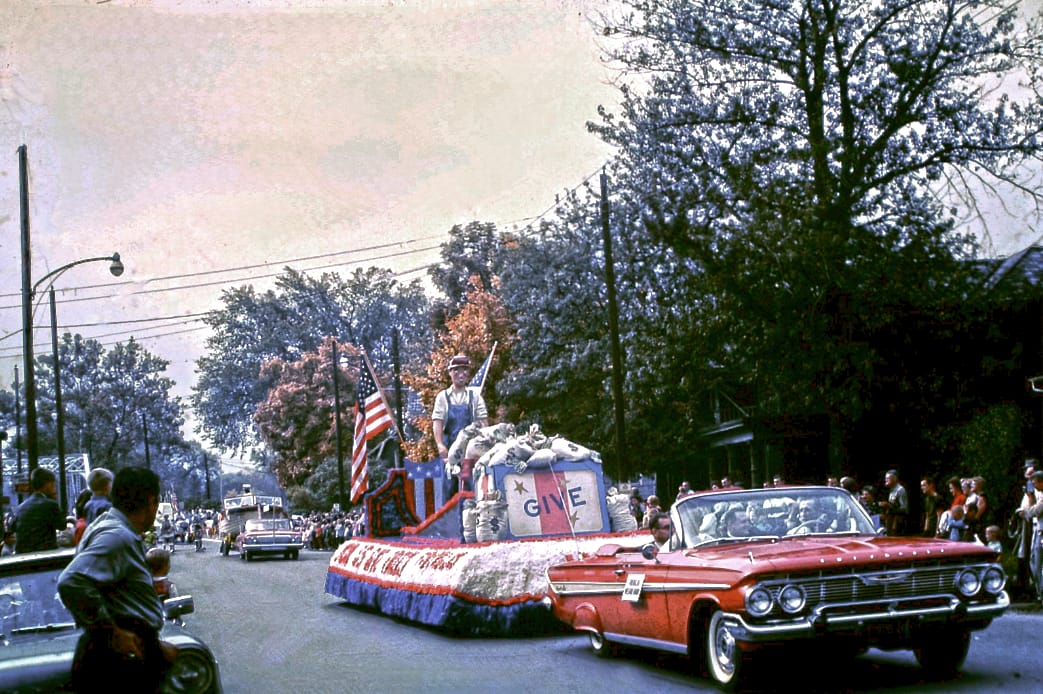 Vintage Snapshots: Cars And Parades In The '50s to '70s - Celebrating the 4th Of July And More 9 Captura de pantalla 2025 08 10 16.04.52
