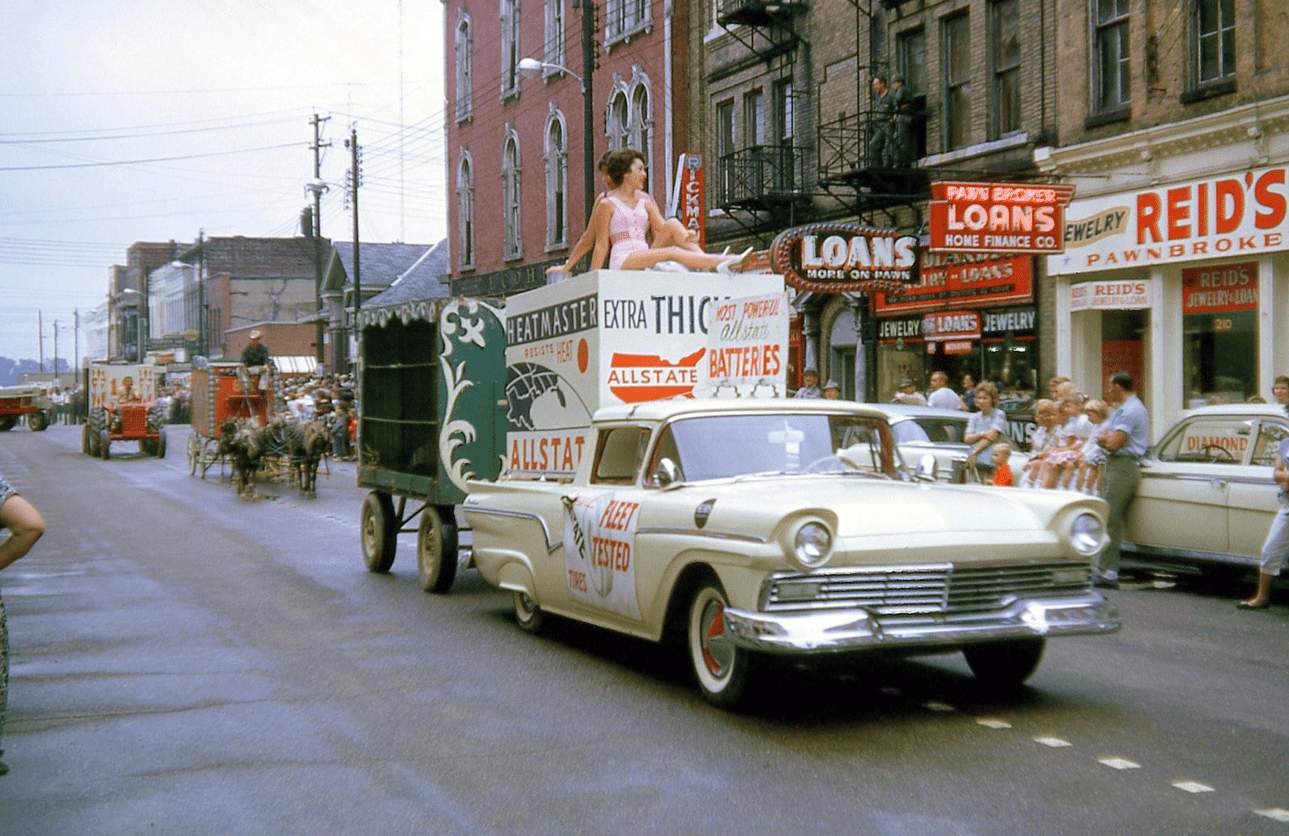 Vintage Snapshots: Cars And Parades In The '50s to '70s - Celebrating the 4th Of July And More 7 Captura de pantalla 2026 03 24 12.16.16