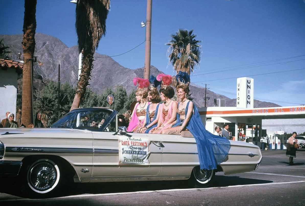 Vintage Snapshots: Cars And Parades In The '50s to '70s - Celebrating the 4th Of July And More 10 Captura de pantalla 2026 06 17 16.21.00