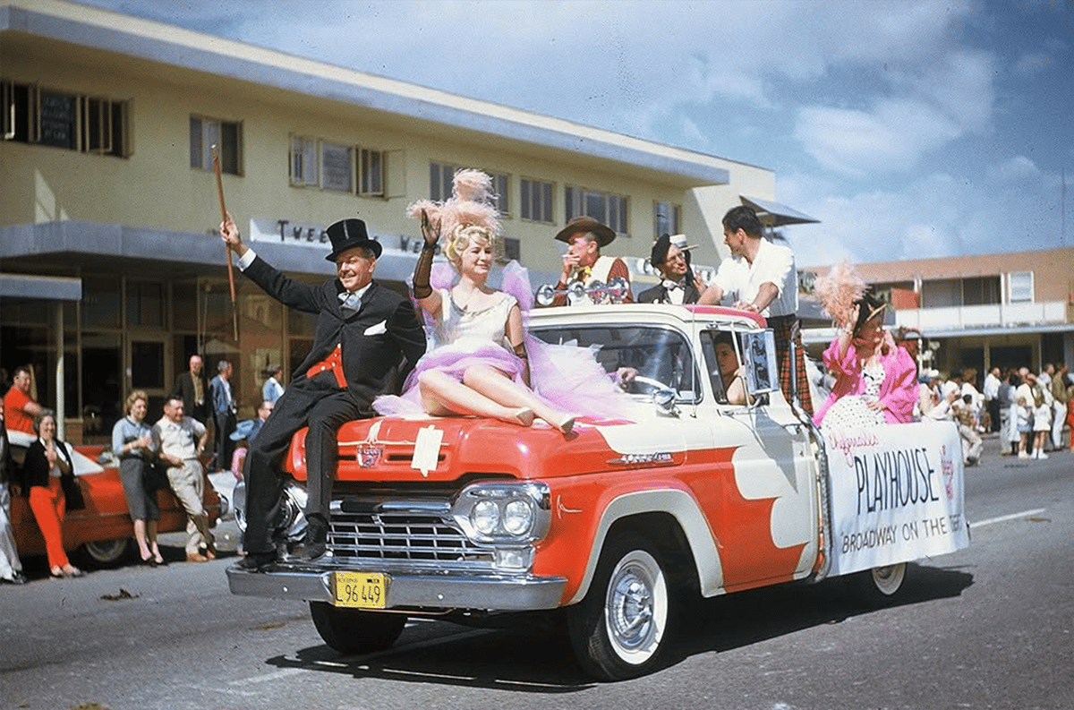 Vintage Snapshots: Cars And Parades In The '50s to '70s - Celebrating the 4th Of July And More 1 Captura de pantallaa 2026 06 17 16.27.31