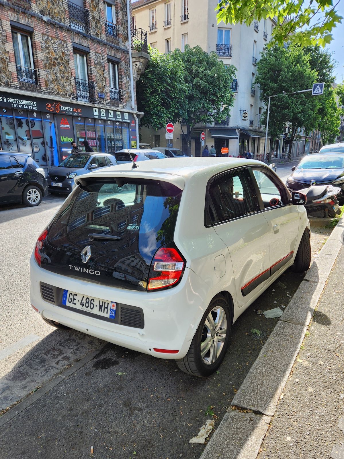 Renault Twingo Mk2 parked.