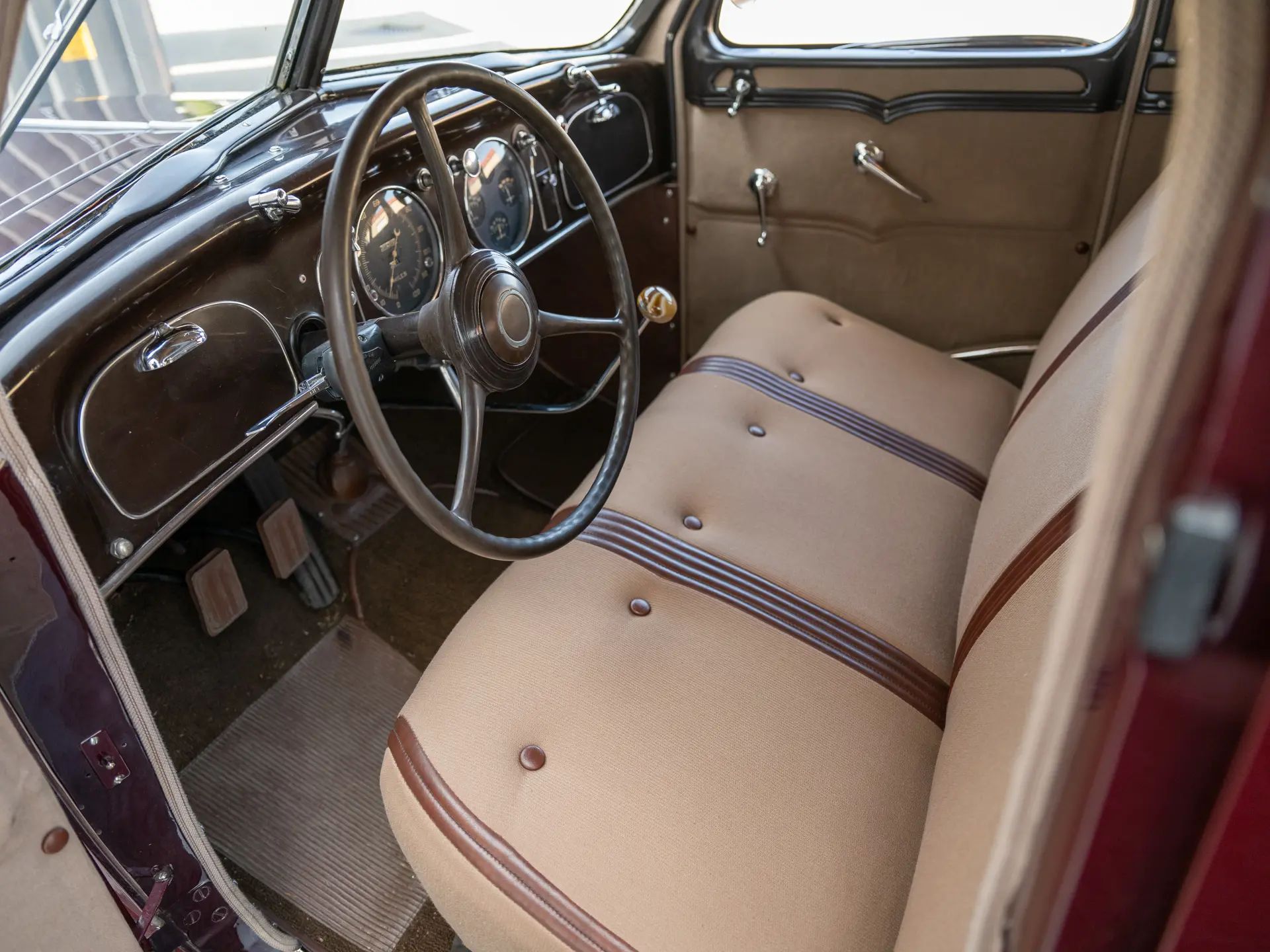 Front seat and dashboard of a 1934 Chrysler Airflow