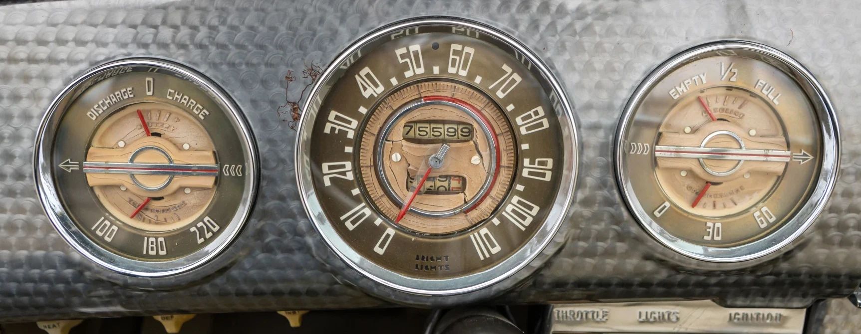How Buick Became The First U.S. Make With Standard Turn Signals, Almost 20 Years Before They Became Universal 11 Instrument panel of a 1940 Buick with small arrows bisecting the secondary gauges in the round binnacles to either side of the speedometer