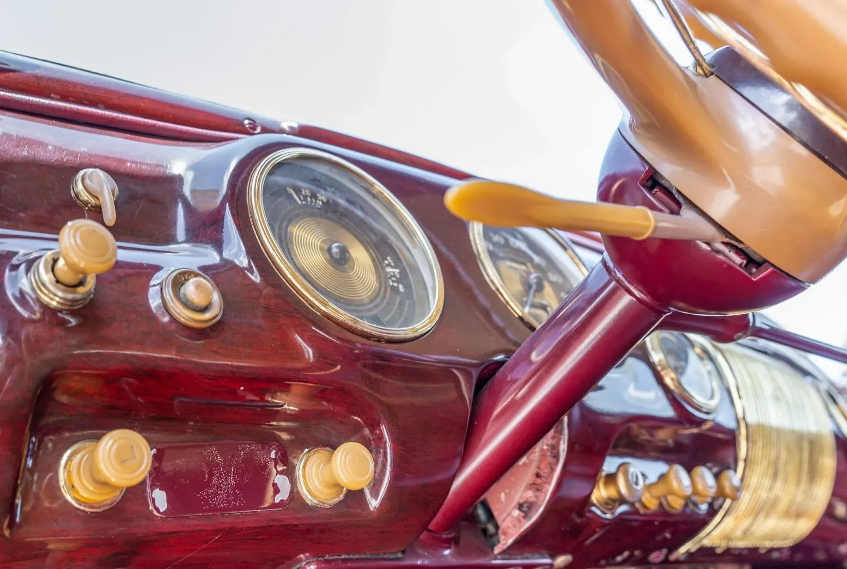 How Buick Became The First U.S. Make With Standard Turn Signals, Almost 20 Years Before They Became Universal 22 Low-angle view of the steering column and dash of a 1941 Lincoln