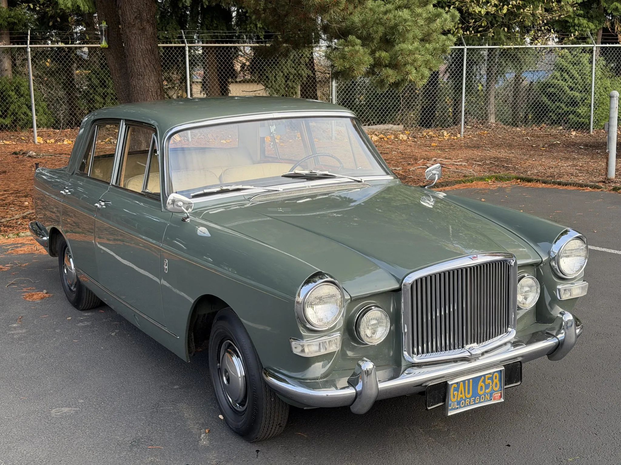 Passenger front 3q view of gray 1964 Vanden Plas Princess 4-Litre R