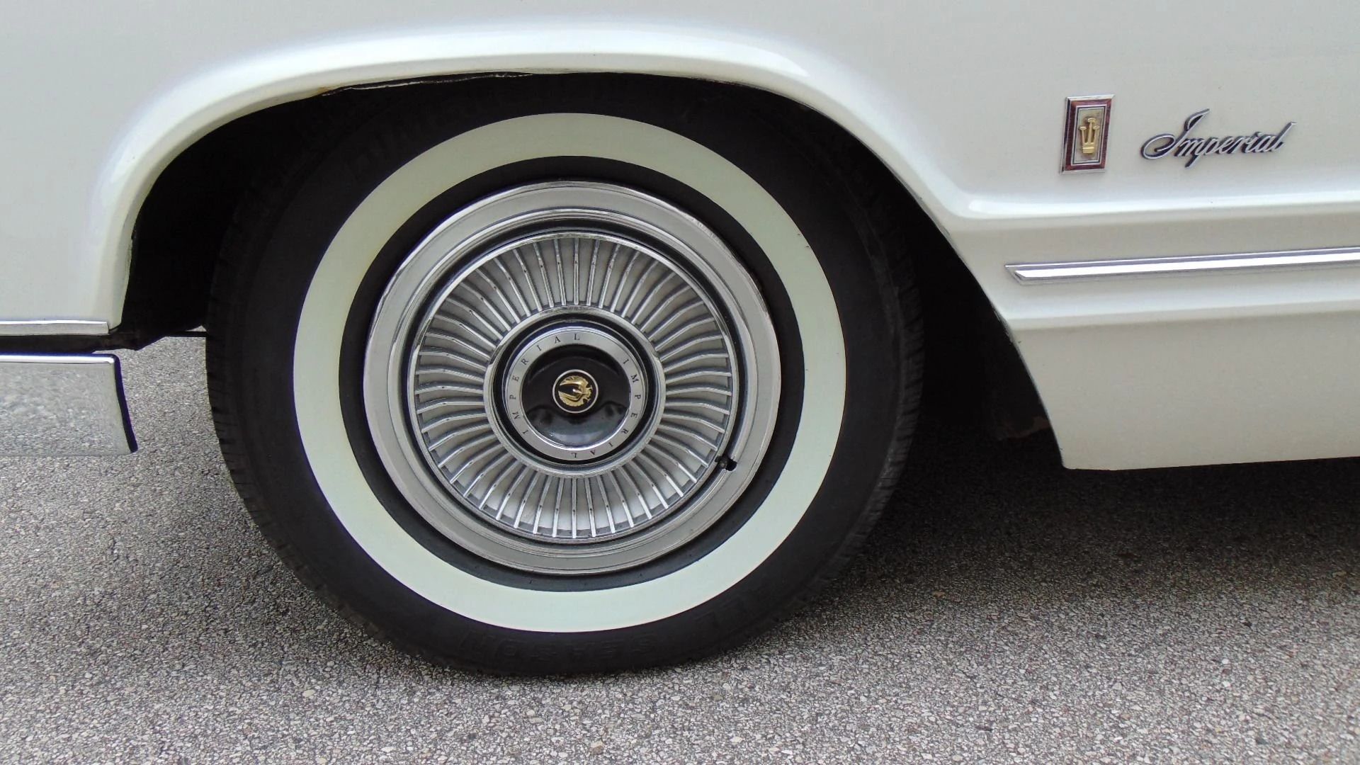 Left front wheel and fender badges of a 1967 Imperial