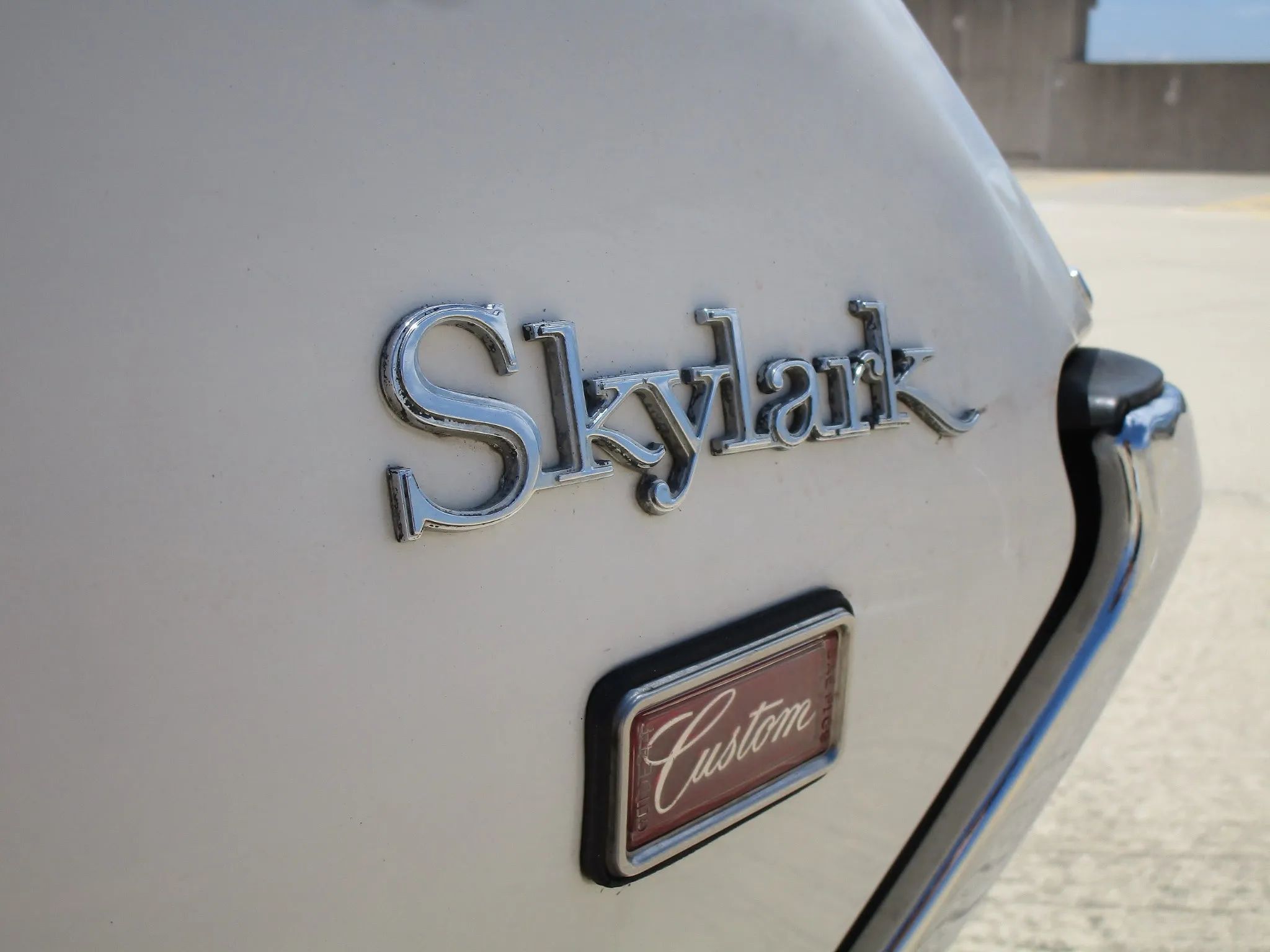 Skylark Custom badges on the left front fender of a 1969 Buick A-body
