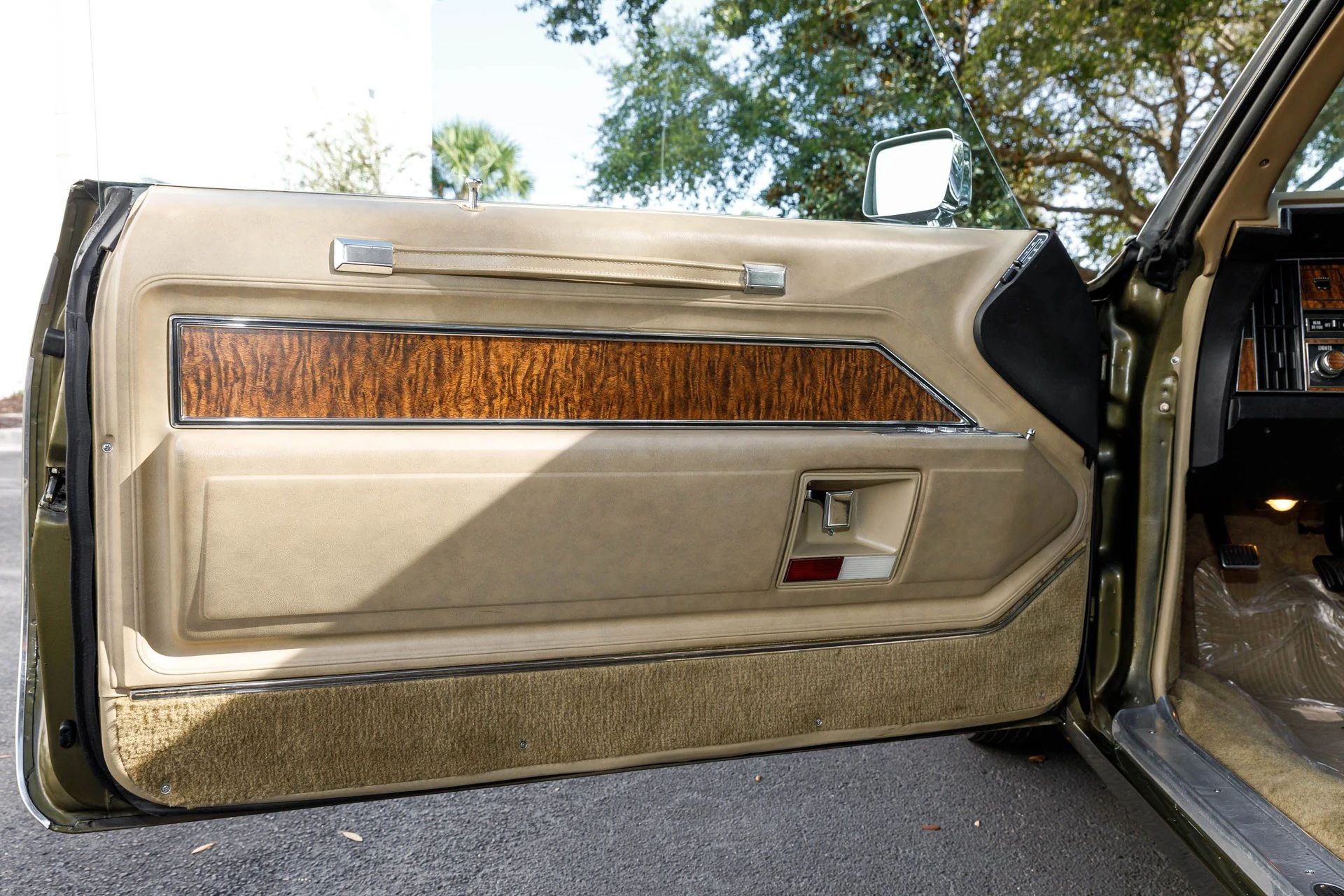 1970 Cadillac De Ville Convertible: The Very Last Full-Size Cadillac Convertible Ever Built 12 Driver's door trim of a 1970 Cadillac De Ville with a wood veneer above the armrest