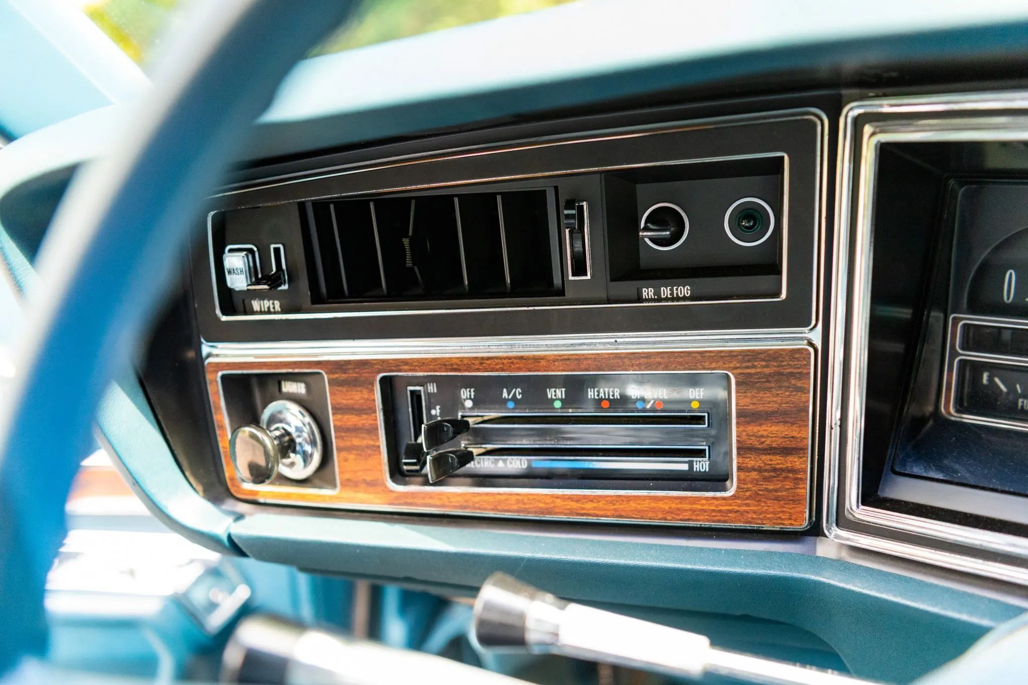 1972 Buick Electra 225 Custom Limited: "The Look Of A Quality Automobile Without Being A Bit Ostentatious" 14 Air conditioning controls in a 1972 Buick
