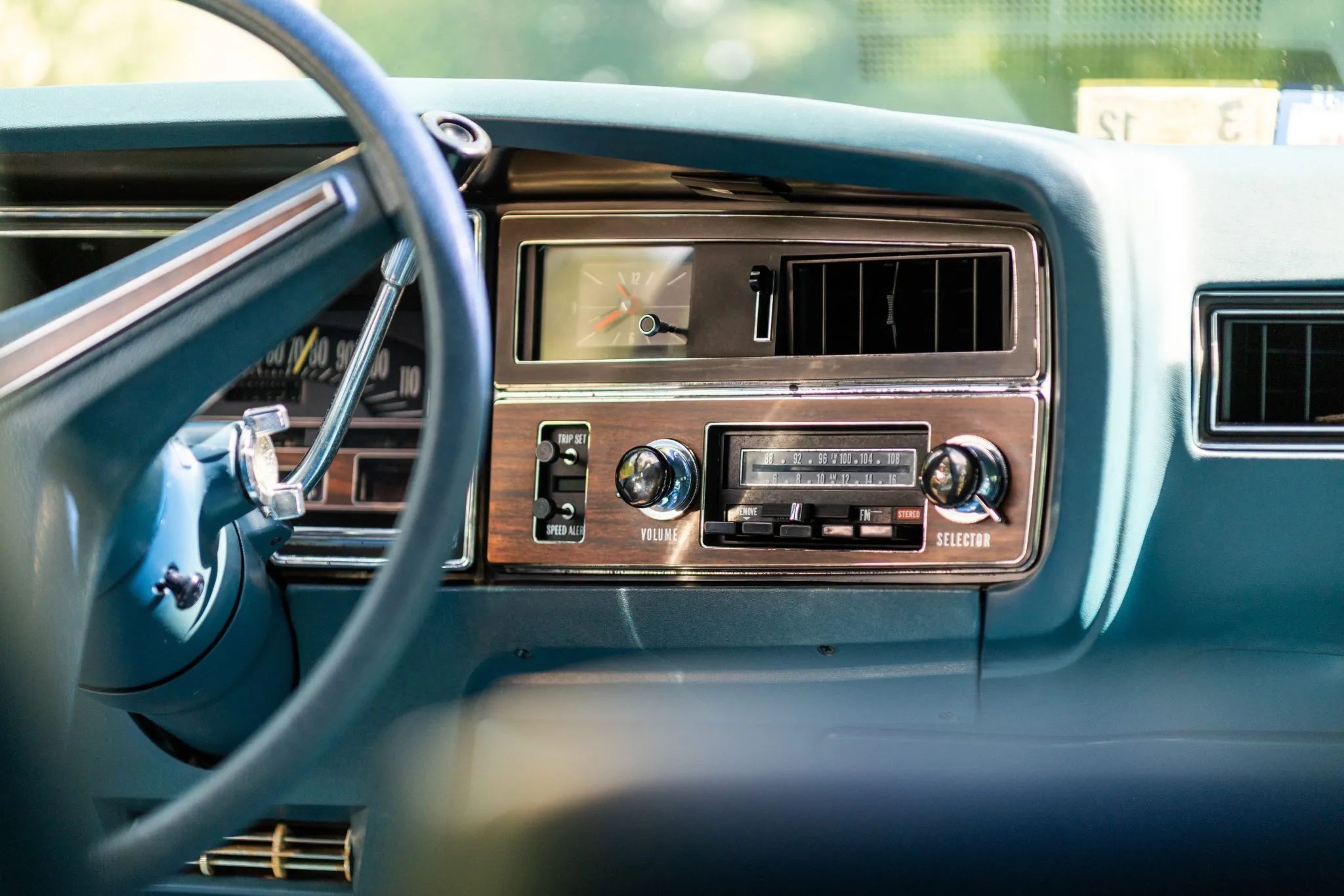 1972 Buick Electra 225 Custom Limited: "The Look Of A Quality Automobile Without Being A Bit Ostentatious" 12 Radio in the right side of the dash of a 1972 Buick
