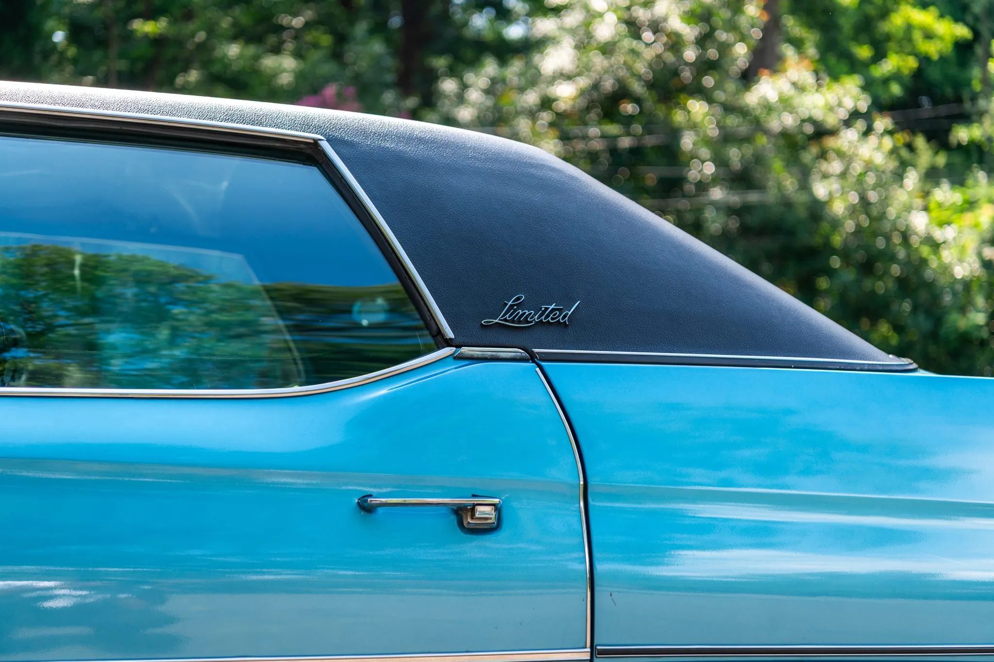 1972 Buick Electra 225 Custom Limited: "The Look Of A Quality Automobile Without Being A Bit Ostentatious" 10 C-pillar of a 1972 Buick four-door hardtop