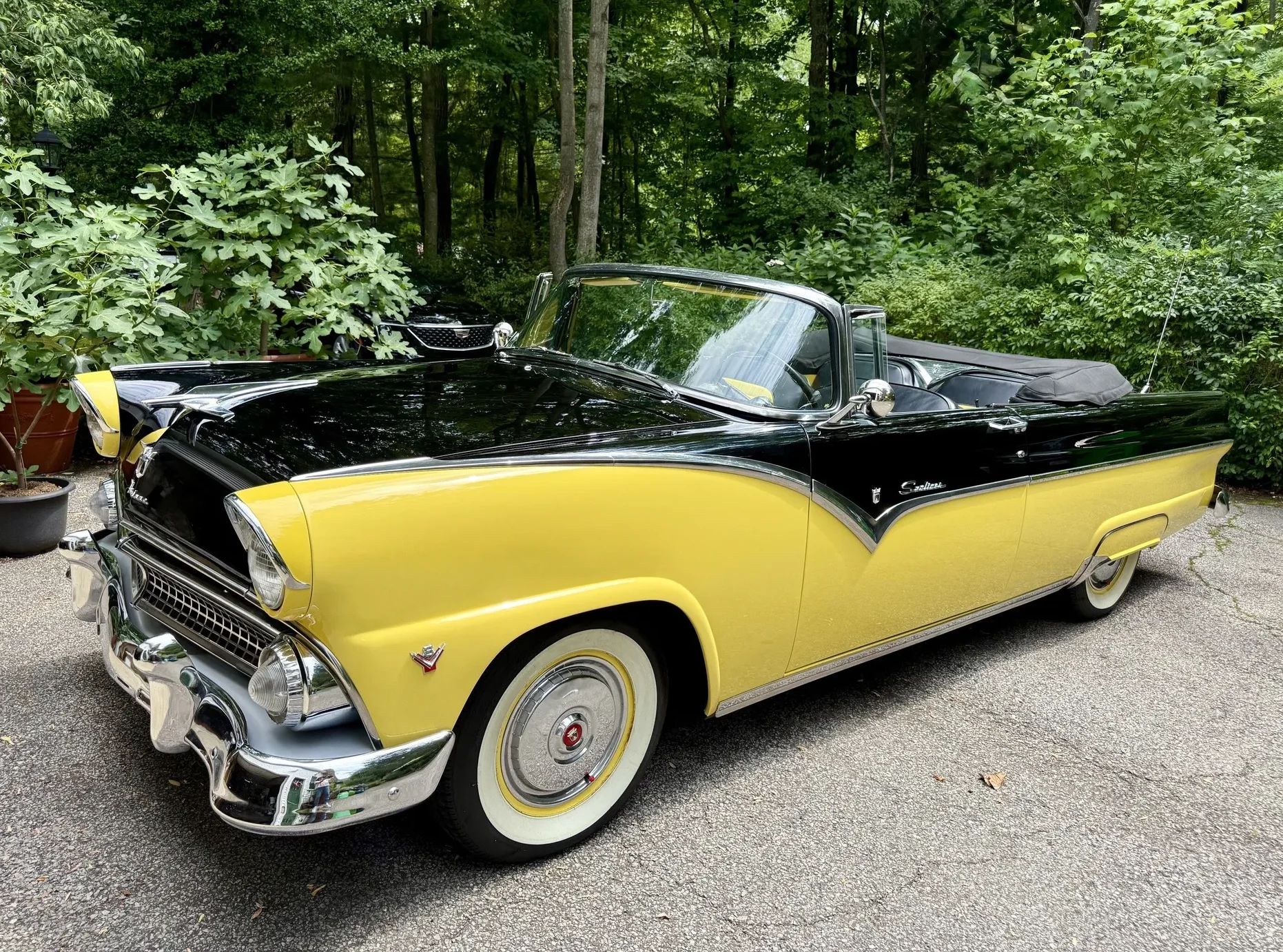 Driver front 3q image of 1955 Ford Sunliner painted black and yellow