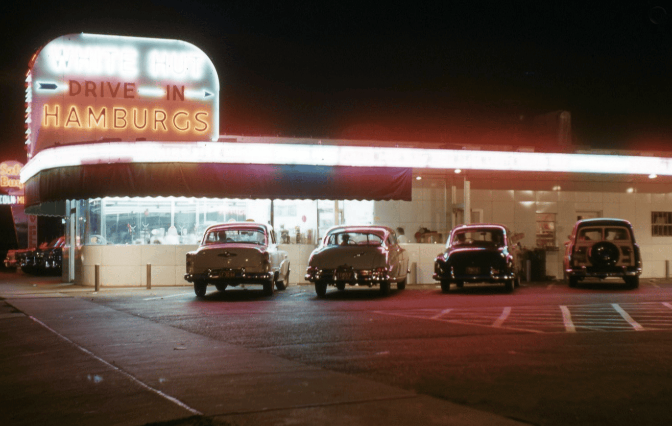 When Cars, Diners and Fast Food Went Together: Vintage Photos From the 1950s–70s 5 Captura de pantalla 2026 01 27 15.16.27