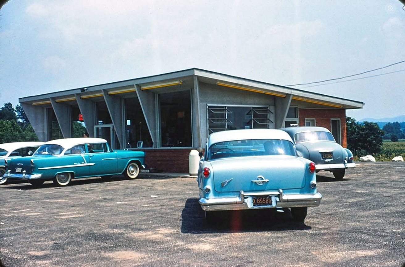 When Cars, Diners and Fast Food Went Together: Vintage Photos From the 1950s–70s 8 Captura de pantalla 2026 06 17 16.14.24