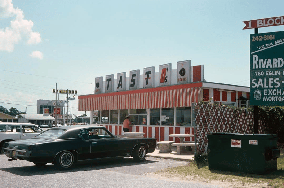 When Cars, Diners and Fast Food Went Together: Vintage Photos From the 1950s–70s 1 Captura de pantalla 2026 08 26 16.26.42