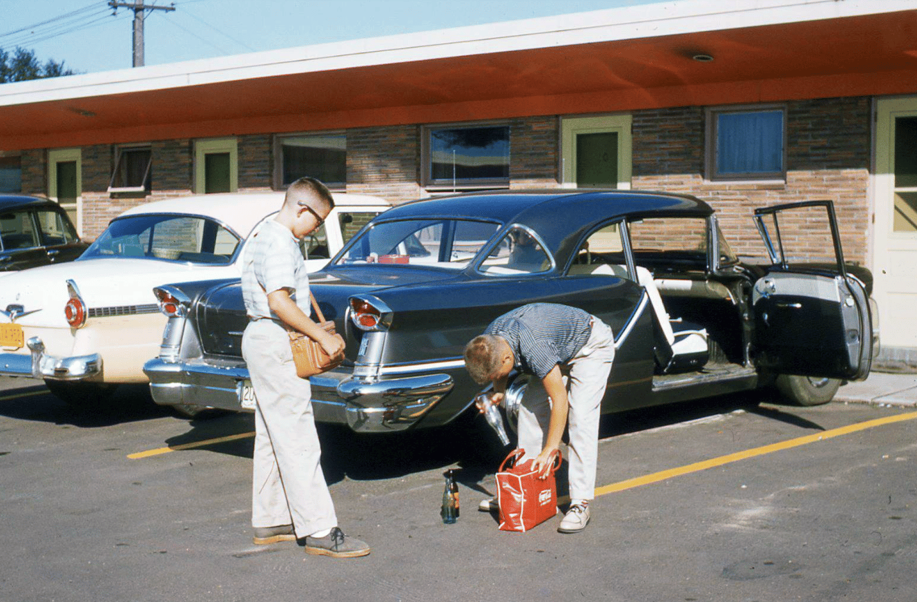 The Golden Age Of Car Fins -- Vintage Photos Of The 1950s And 1960s 6 Captura de pantallaa 2026 01 27 15.23.04