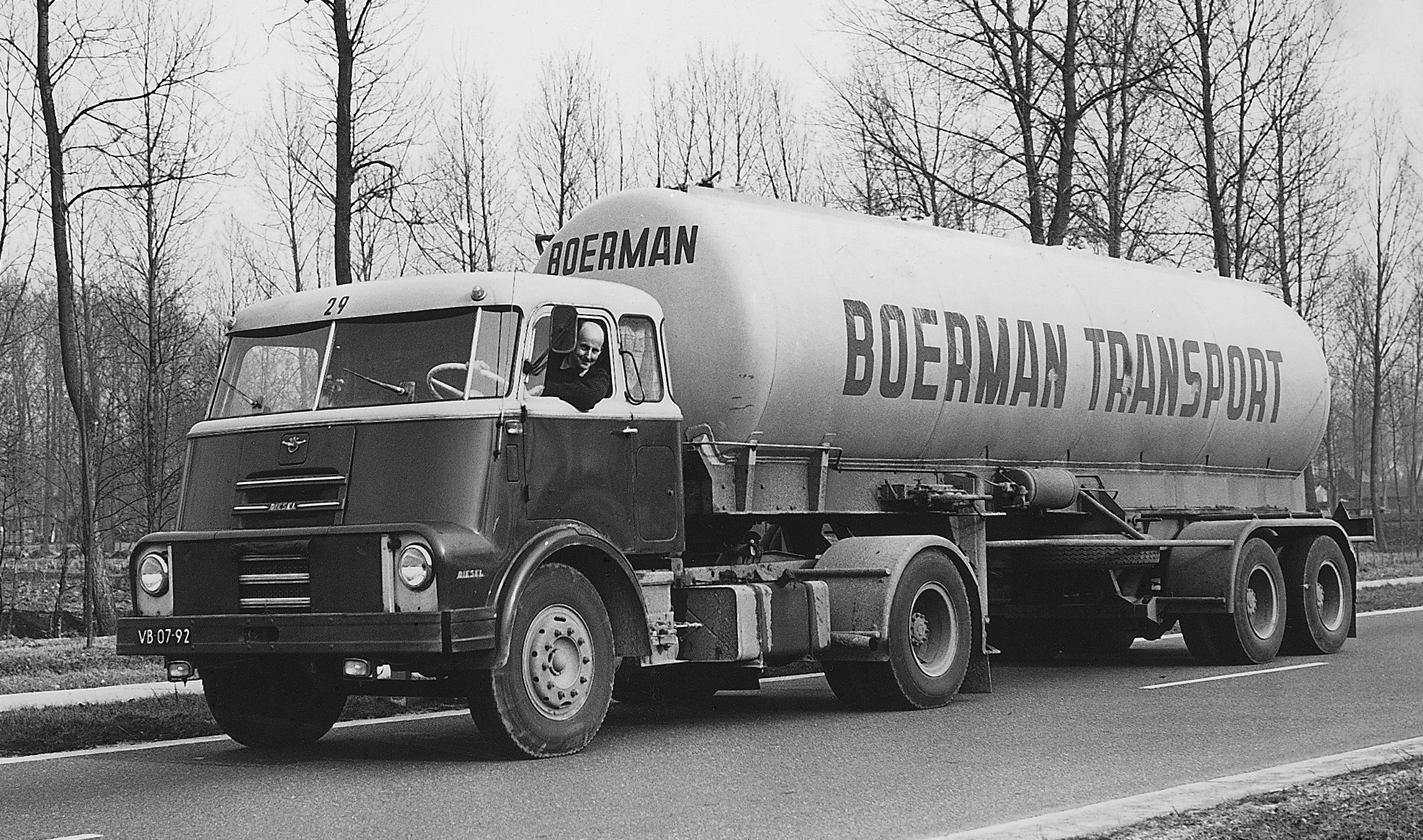 DAF T 2000 DO 4x2 tractor with a dry bulk tanker semi-trailer - Boerman Transport