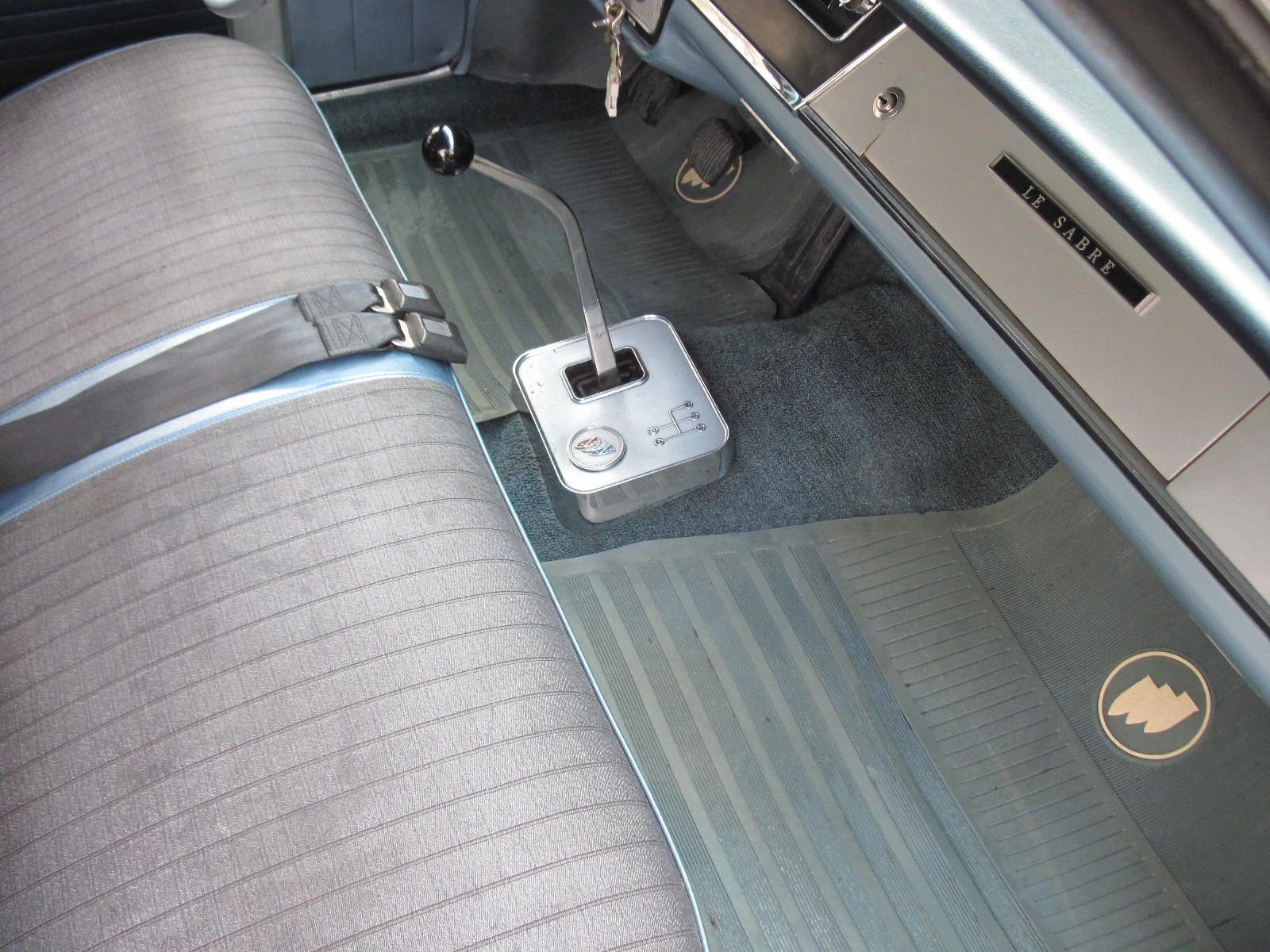 4-speed shifter and bench seat in a 1963 Buick