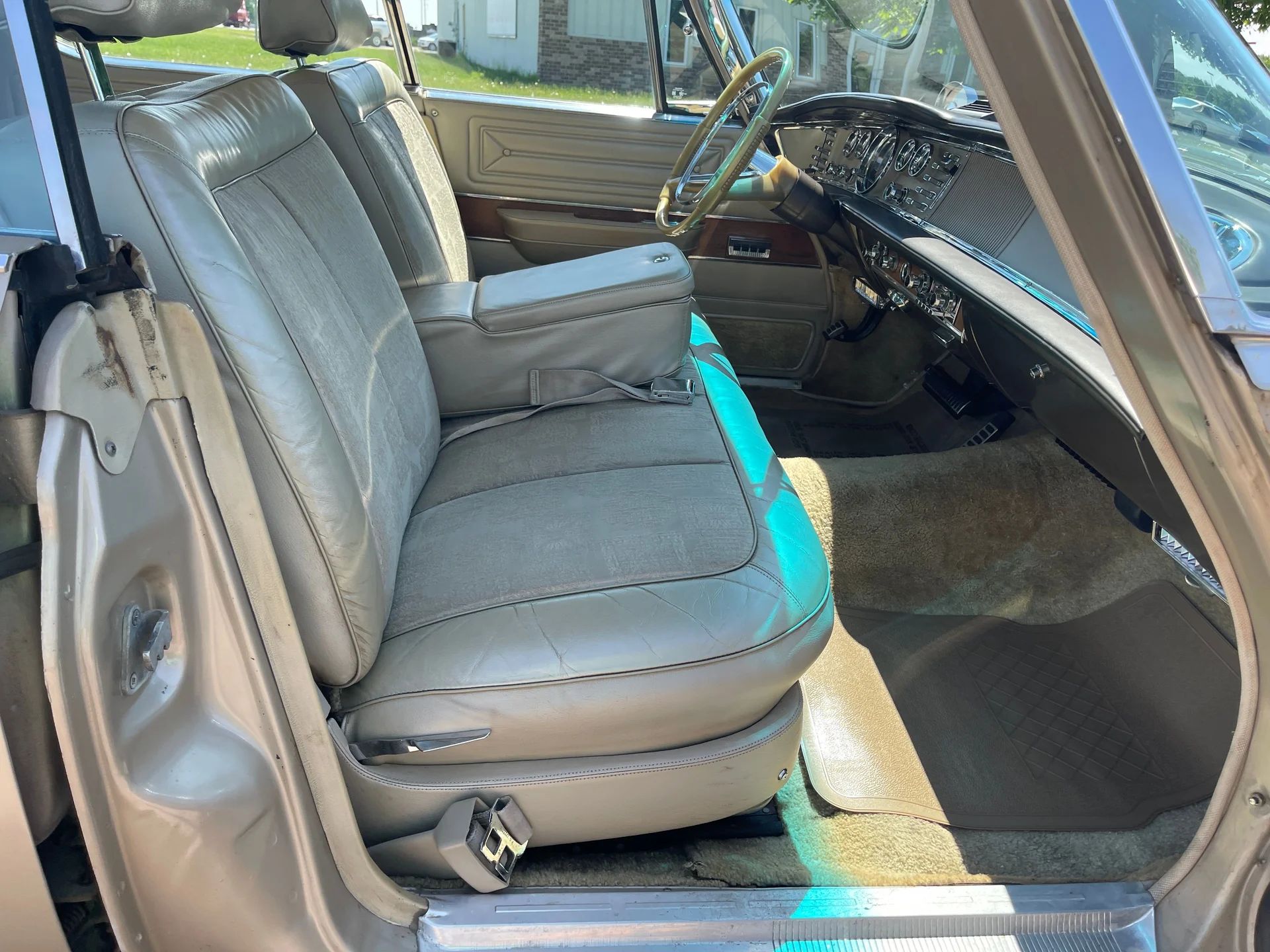 Front seat of a 1964 Chrysler, seen from the right with the center armrest down