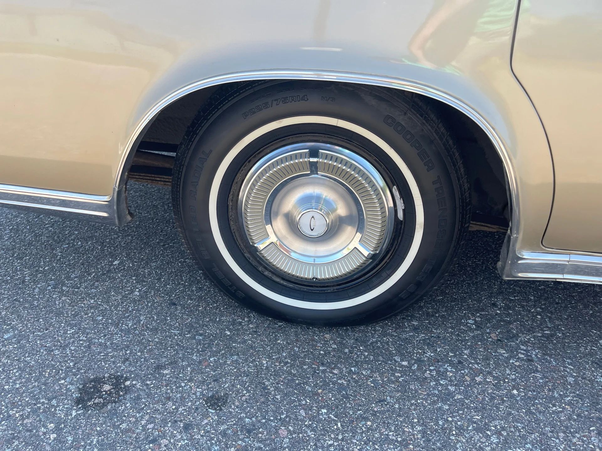 Wheel and wheel arch molding of a 1964 Chrysler