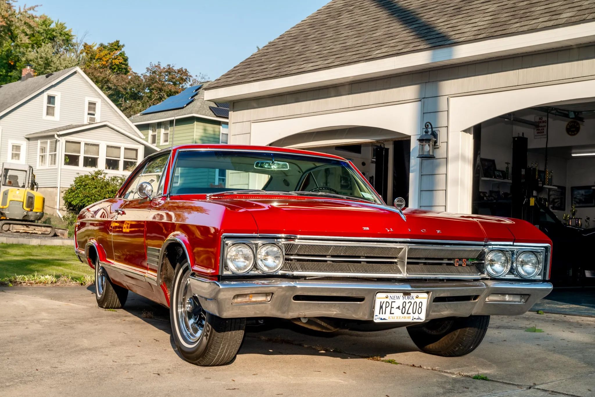 1966 Buick Wildcat Custom Gran Sport: One-Year-Only Full-Size Buick Muscle "For Young People Of All Ages" 17 Right front 3q view of a 1966 Buick two-door hardtop