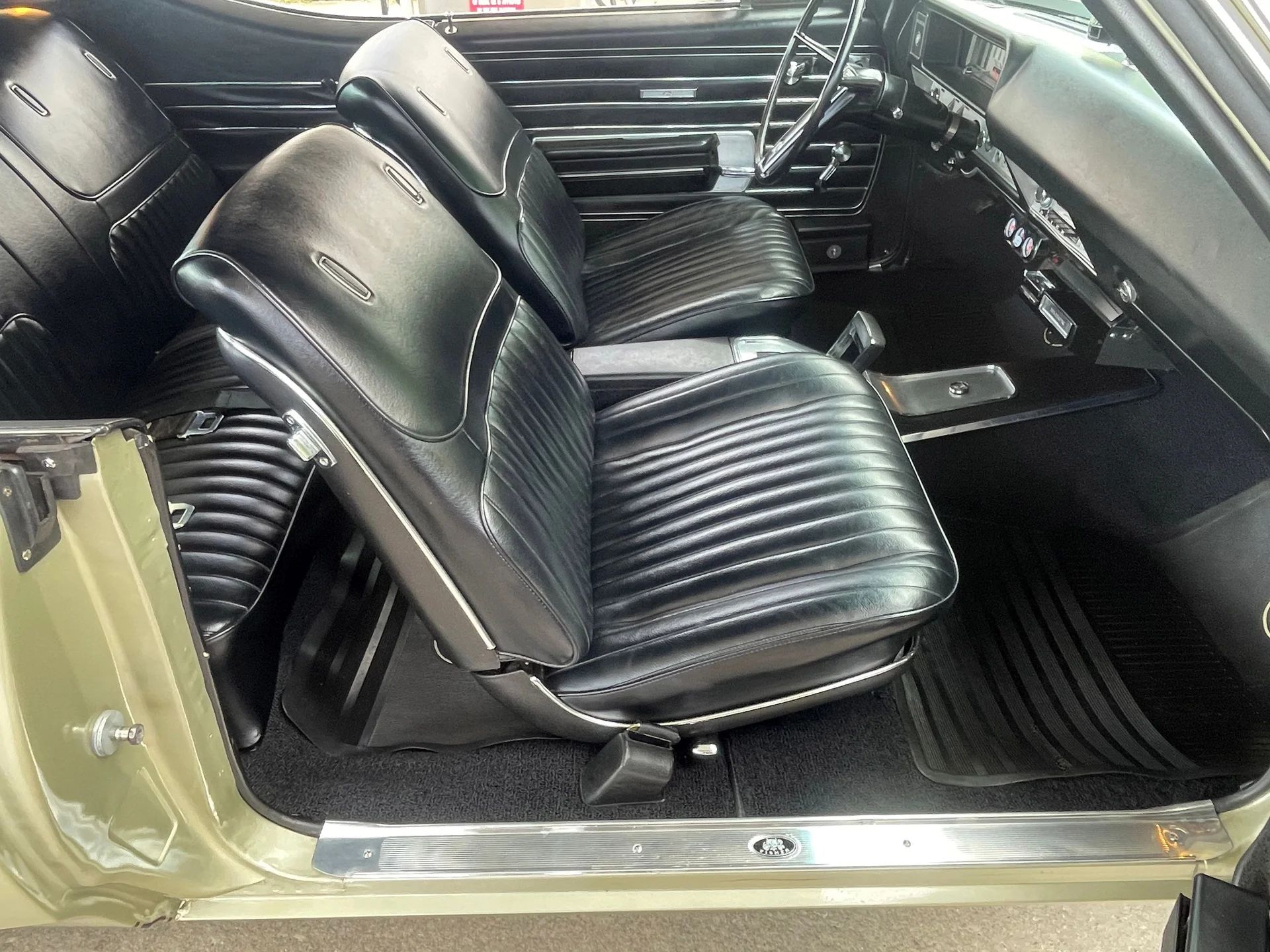 1968 Buick GS 350 Sport Coupe: Not Quite A Muscle Car, This Junior GS Was The Best-Handling Buick Of Its Time 18 Front seats of a 1968 Buick A-body two-door with buckets and a center console