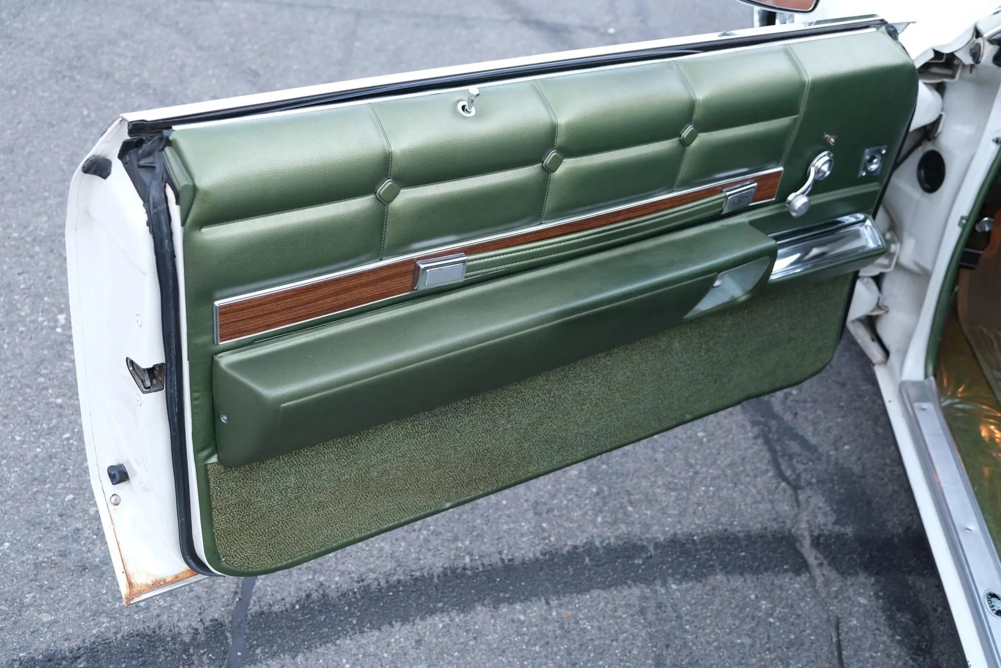 Vintage Car Life Review: 1969 Buick Riviera With Accu-Drive – Buick Tries Something New In The Suspension Department 19 Door trim of a 1969 Buick Riviera