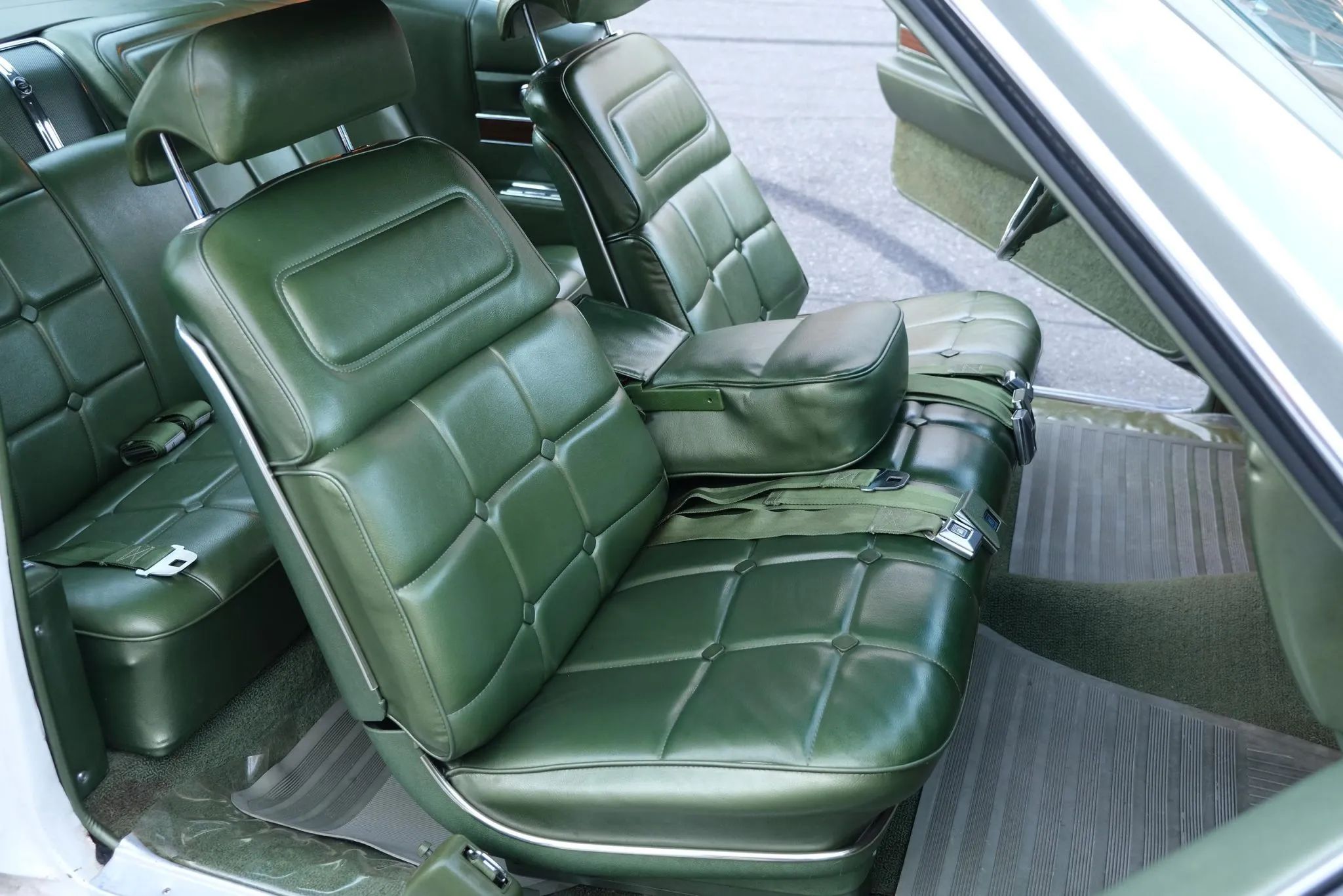 Vintage Car Life Review: 1969 Buick Riviera With Accu-Drive – Buick Tries Something New In The Suspension Department 23 Front bench seat of a 1969 Buick Riviera with the center armrest folded down