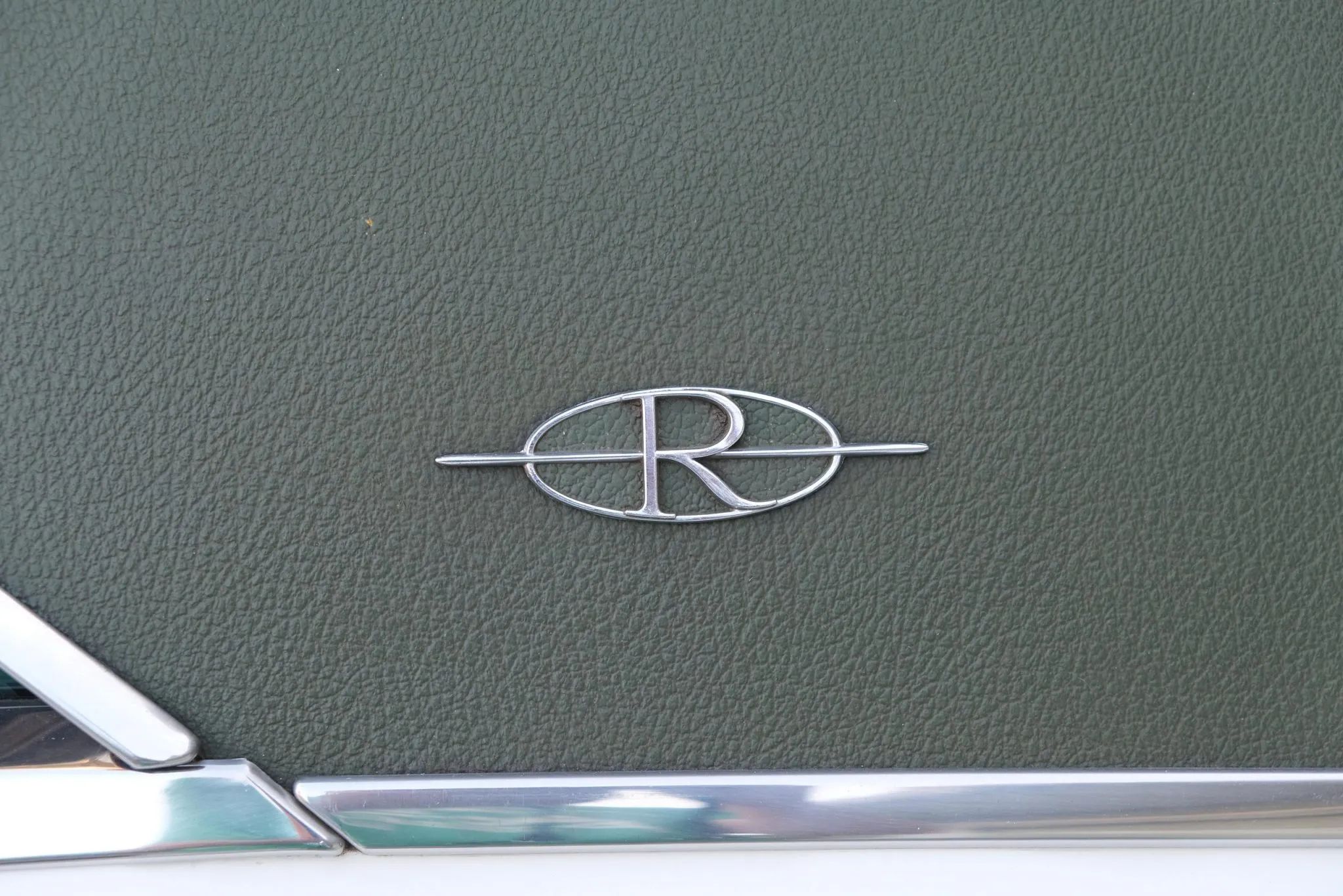 Vintage Car Life Review: 1969 Buick Riviera With Accu-Drive – Buick Tries Something New In The Suspension Department 2 Circle-R Riviera emblem on a green vinyl top