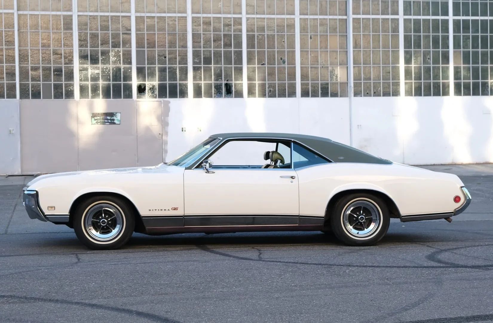 Vintage Car Life Review: 1969 Buick Riviera With Accu-Drive – Buick Tries Something New In The Suspension Department 4 Left side view of a 1969 Buick Riviera
