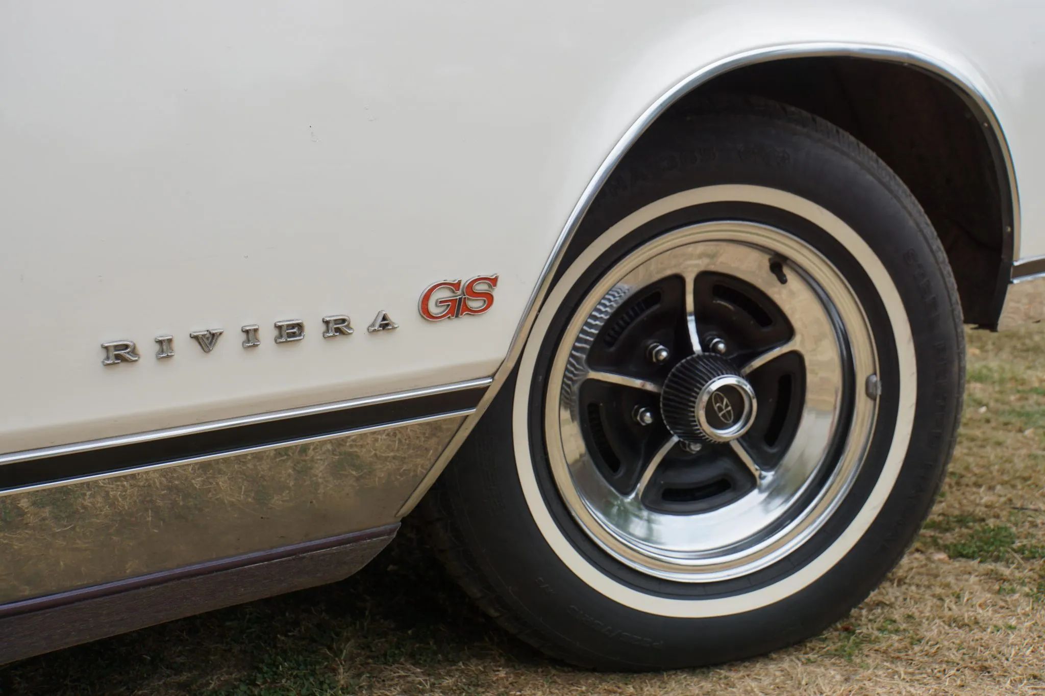 Vintage Car Life Review: 1969 Buick Riviera With Accu-Drive – Buick Tries Something New In The Suspension Department 5 Closeup of the right front wheel and fender badges of a 1969 Buick