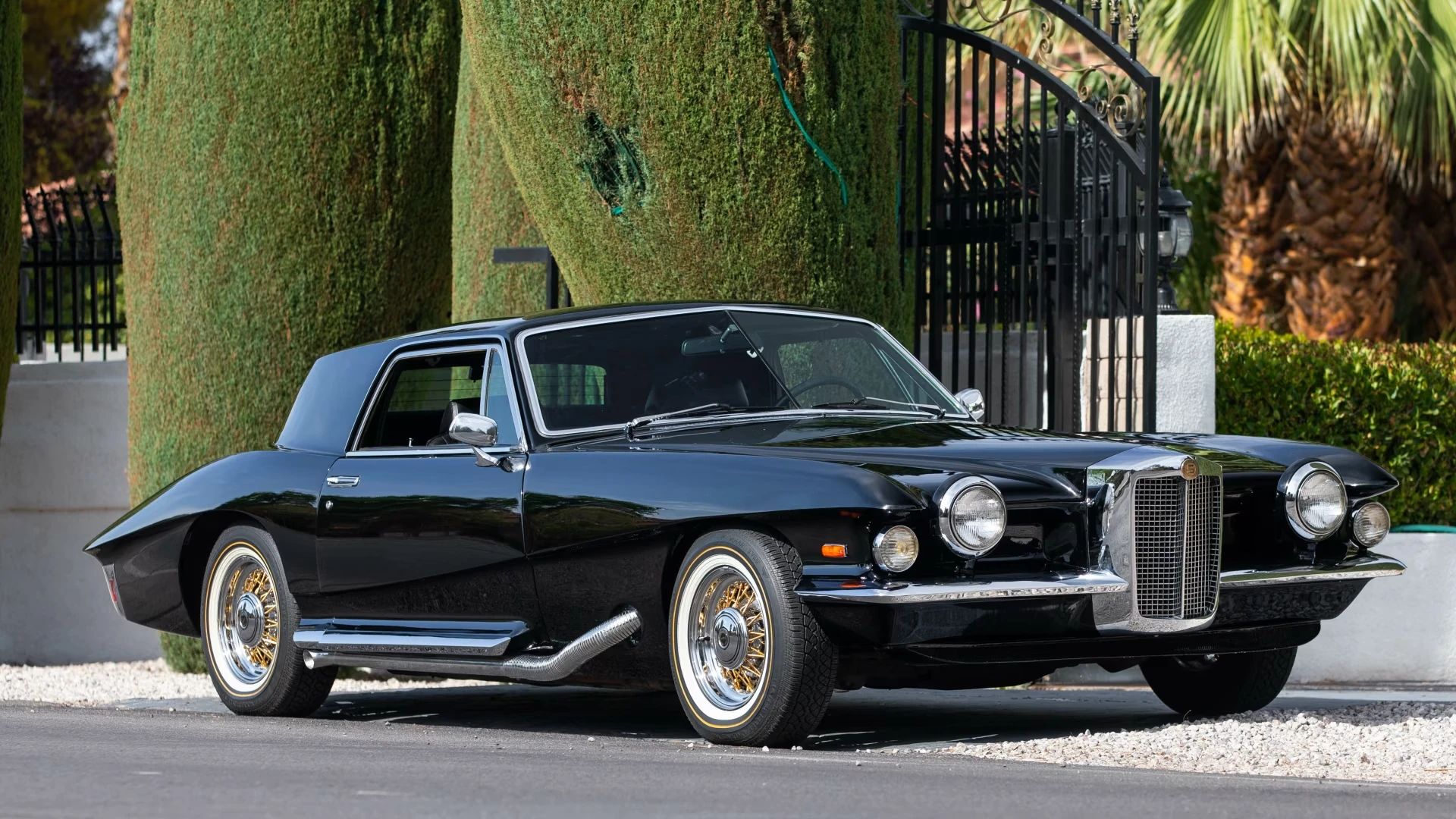 Right front 3q view of a black Stutz with a divided windshield
