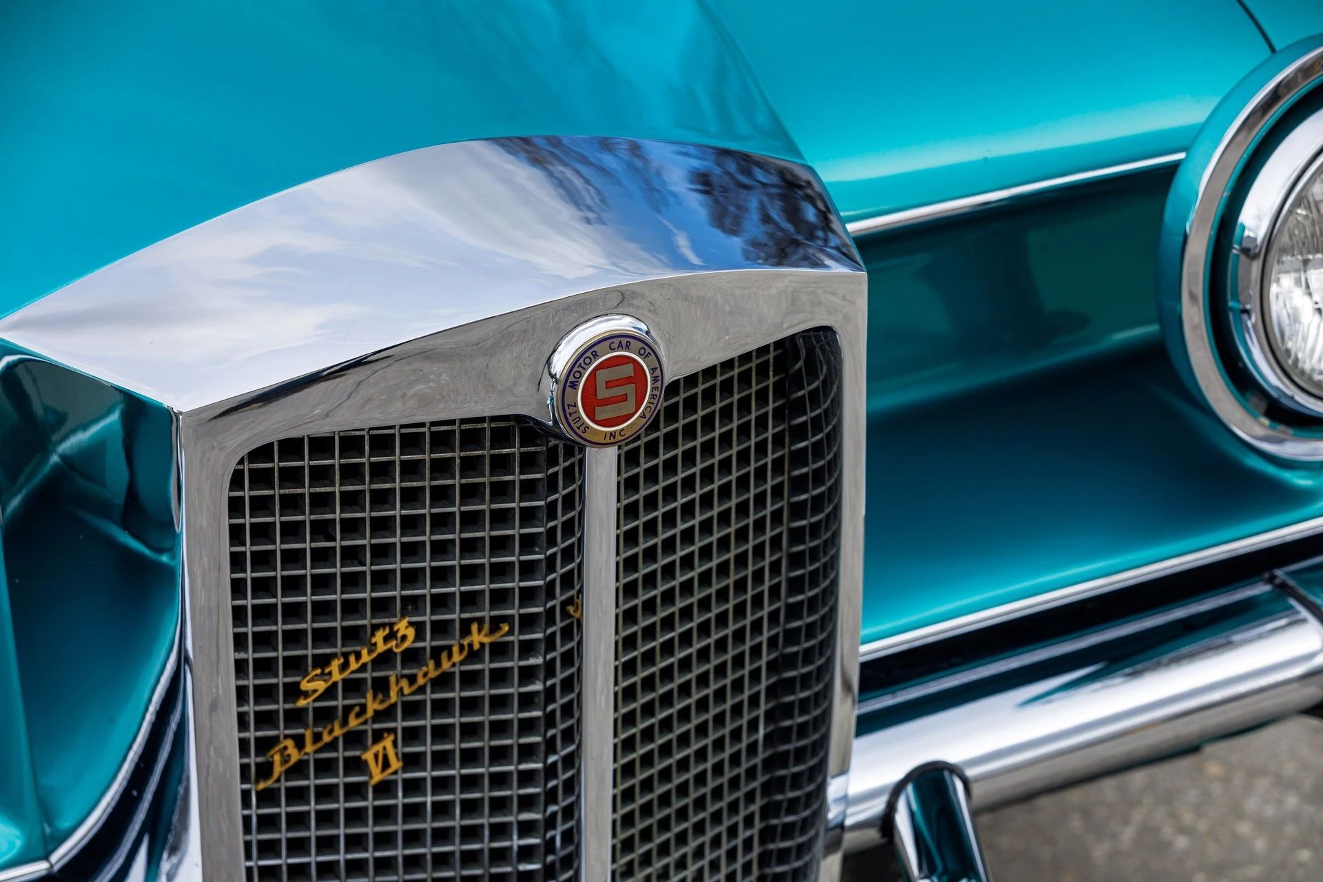 Grille and grille badge on a turquoise neoclassical coupe