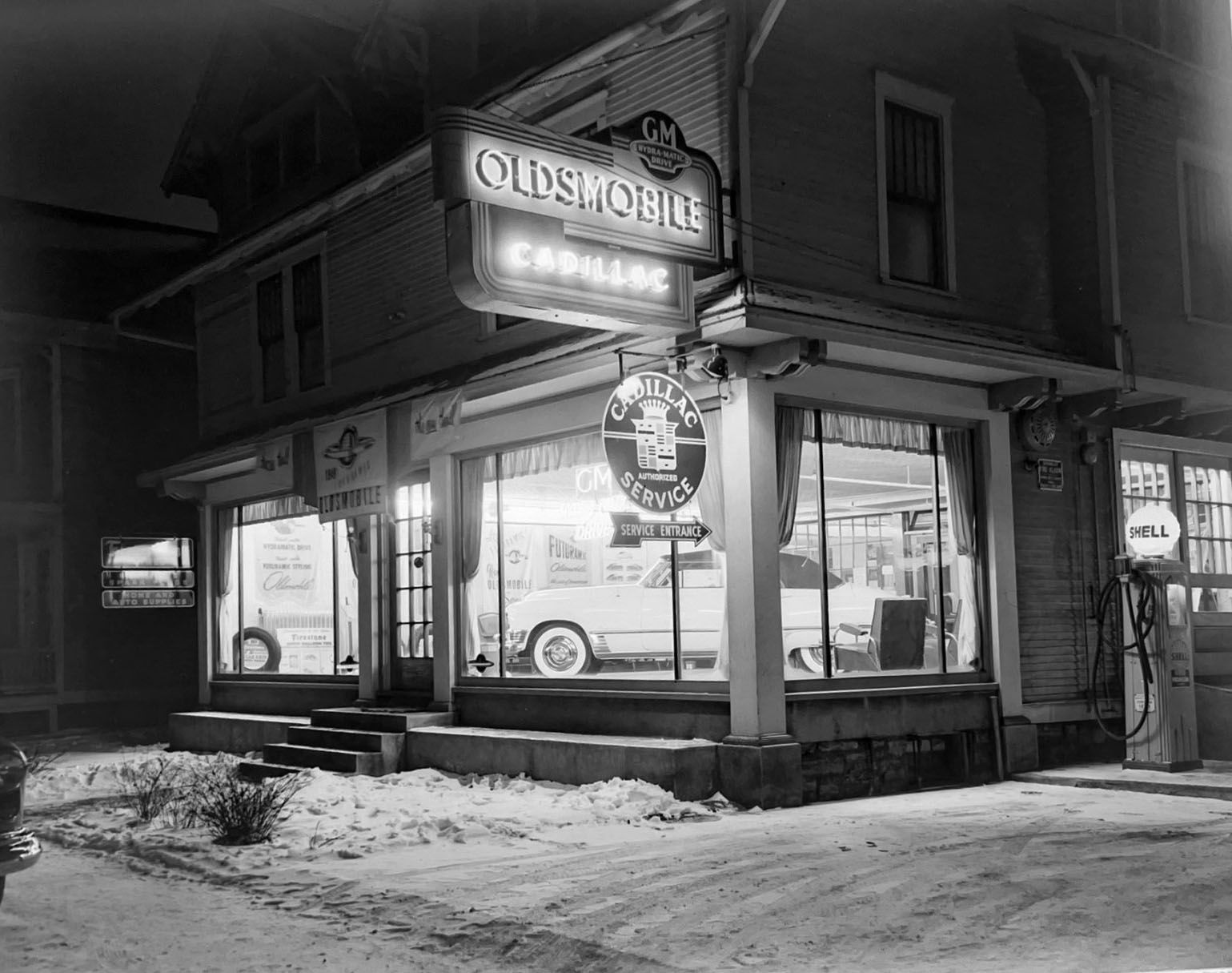 Cadillac and Oldsmobile at the Dealer: Vintage Photos From the 1950s–70s 2 3 9 9F5