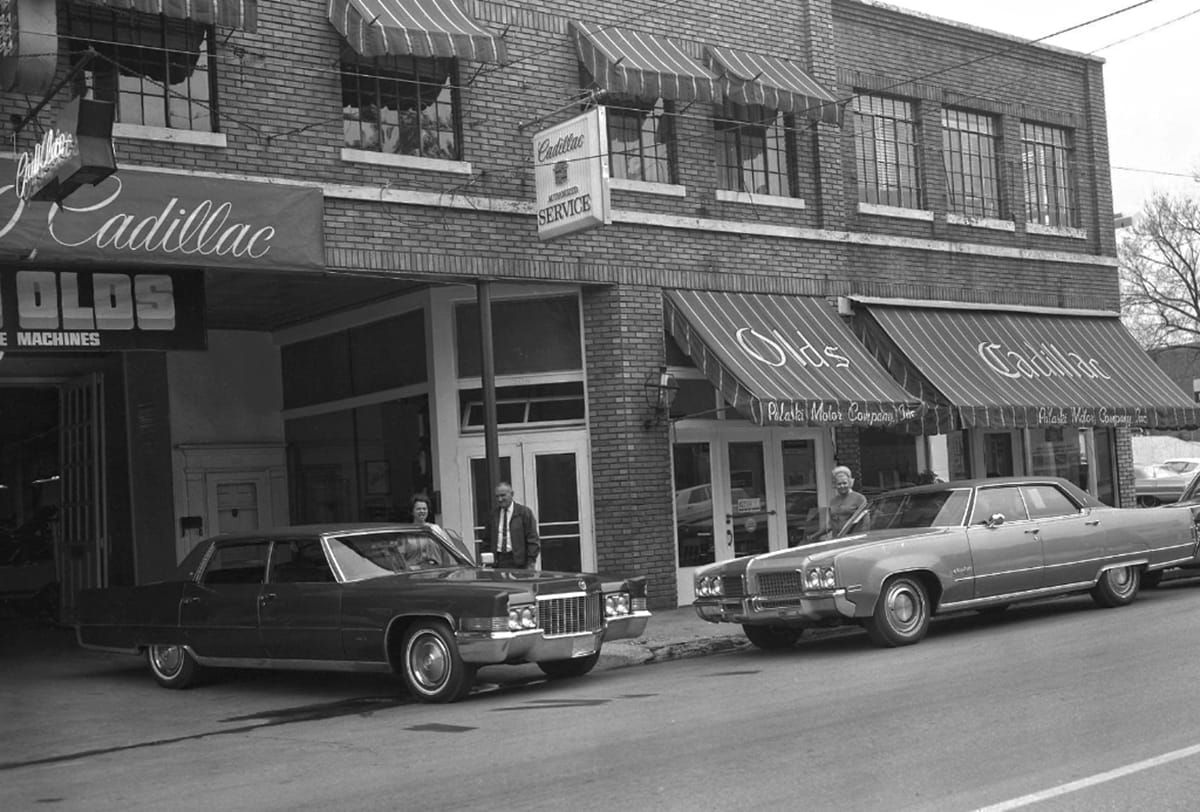 Cadillac and Oldsmobile at the Dealer: Vintage Photos From the 1950s–70s 1 Captura de pantaalla 2025 10 09 01.37.46 copia