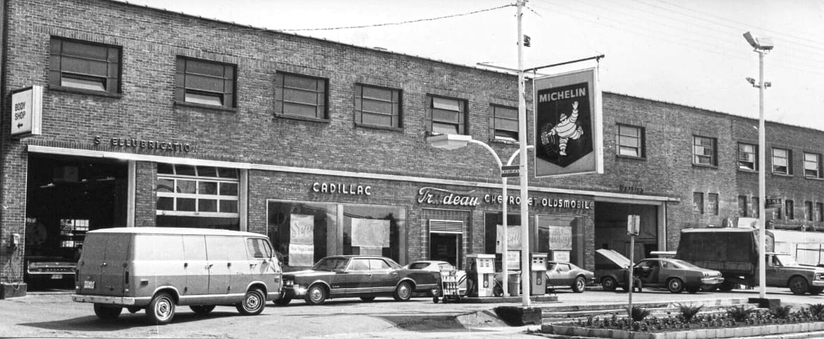 Cadillac and Oldsmobile at the Dealer: Vintage Photos From the 1950s–70s 12 Captura de pantalla 2025 04 18 18.45.54 copia