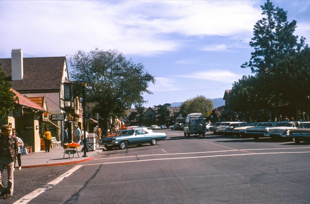 Cars And Storefronts Downtown And On Main Street, 1950s-1970s 12 Captura de pantalla 2025 08 02 15.18.07