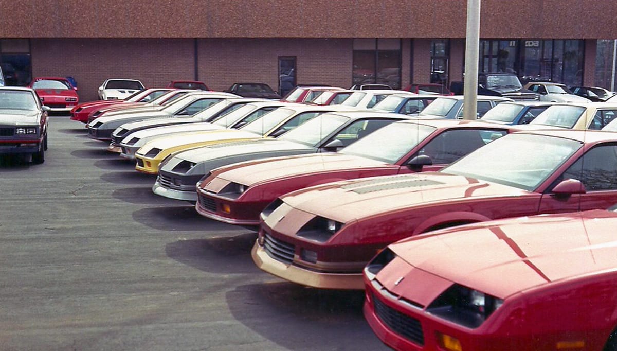 Vintage Dealer Photos: Camaros by The Dozens In The 1980s 2 Captura de pantalla 2025 10 09 15.17.35