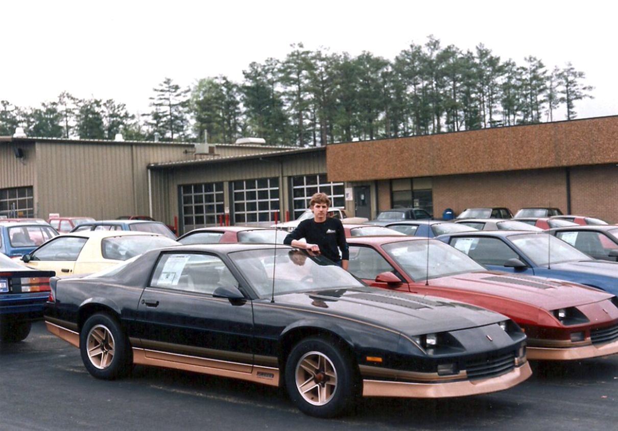 Vintage Dealer Photos: Camaros by The Dozens In The 1980s 1 Captura de pantalla 2025 10 11 01.33.42