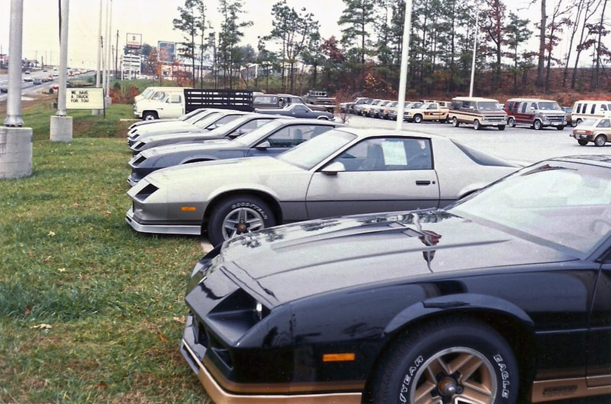 Vintage Dealer Photos: Camaros by The Dozens In The 1980s 3 Captura de pantalla 2025 10 11 01.33.48