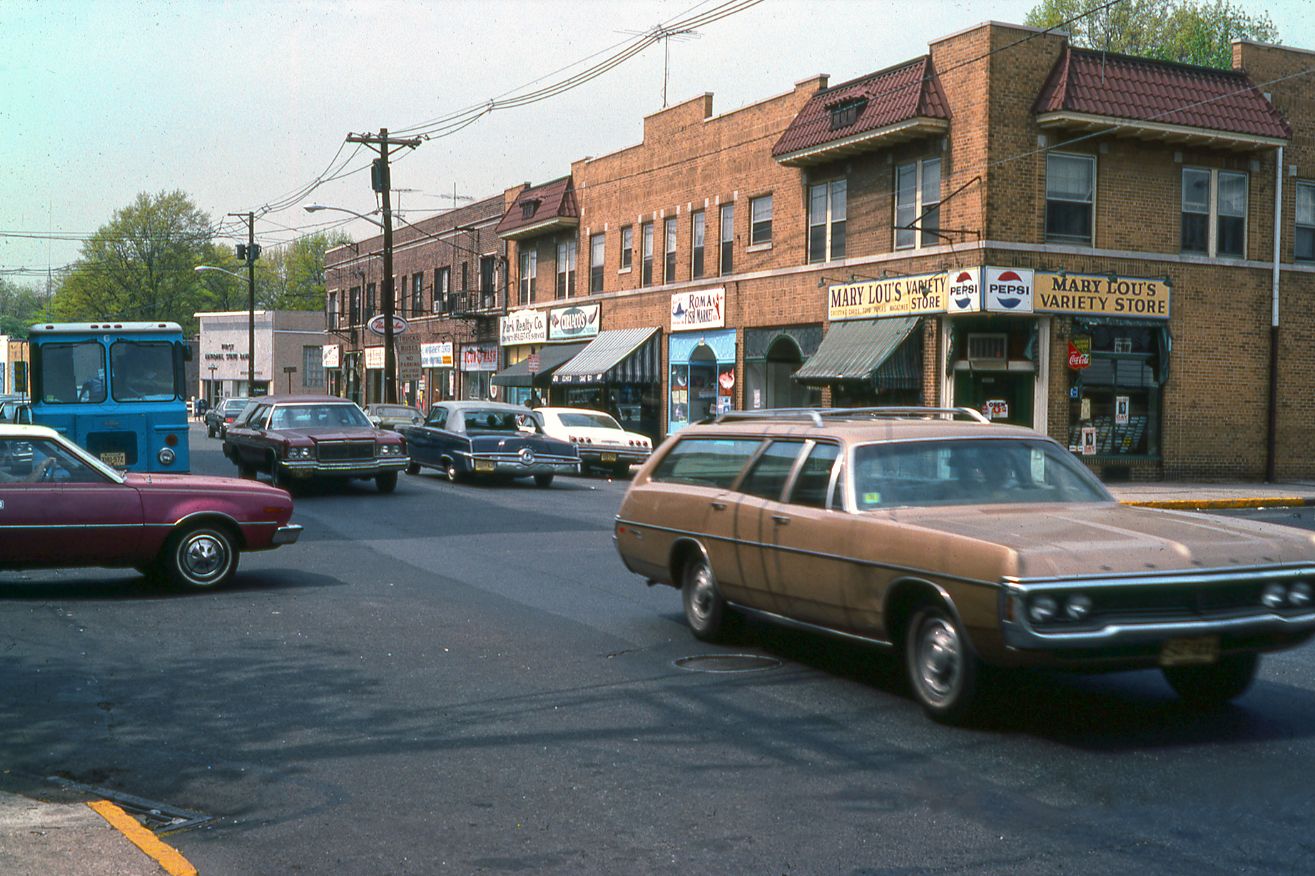 Cars And Storefronts Downtown And On Main Street, 1950s-1970s 11 Captura de pantalla 2026 01 27 14.53.58 copia