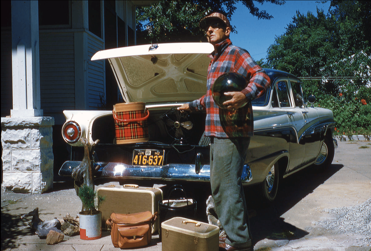 Ready for the Road: Vintage Photos of 1950s–1970s Travelers and Their Cars 5 Captura de pantalla 2026 01 27 15.17.11