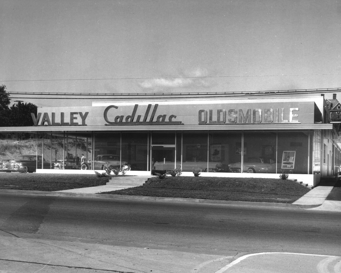 Cadillac and Oldsmobile at the Dealer: Vintage Photos From the 1950s–70s 5 Captura de pantalla 2026 02 27 00.49.08 copia
