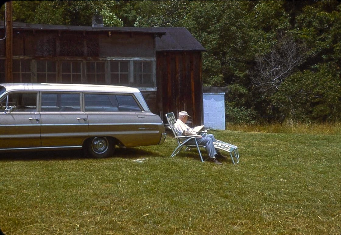 Vintage Photos Of Everyday Scenes In The 1950s-1970s - People And Their Cars 9 Captura de pantalla 2026 02 27 23.28.23