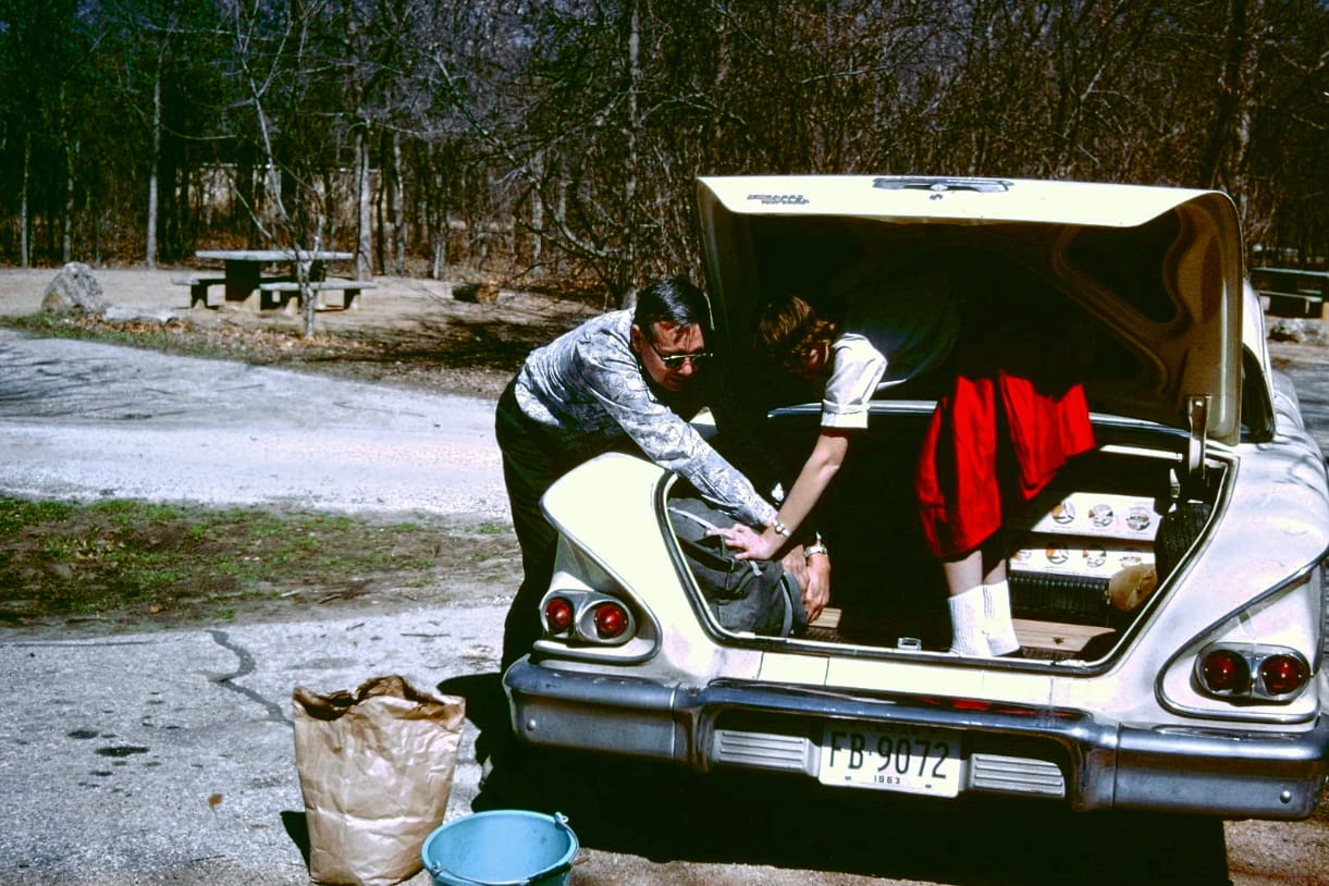 Ready for the Road: Vintage Photos of 1950s–1970s Travelers and Their Cars 7 Captura de pantalla 2026 05 11 20.13.58