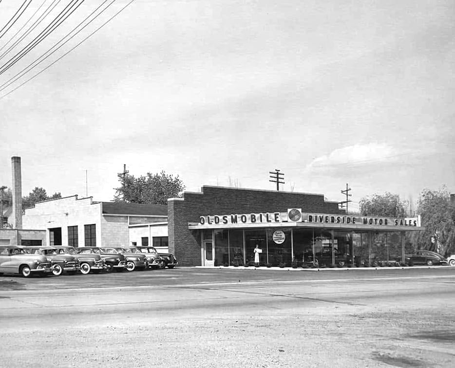 Cadillac and Oldsmobile at the Dealer: Vintage Photos From the 1950s–70s 3 Captura de pantalla 2026 06 21 23.25.06 copia