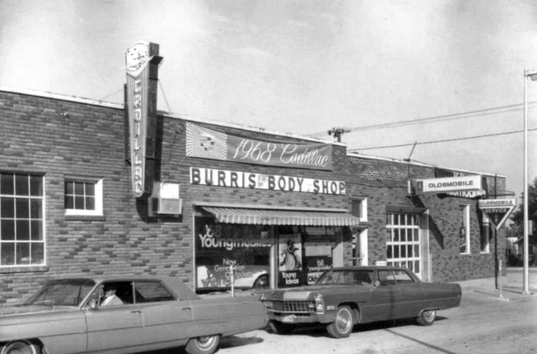Cadillac and Oldsmobile at the Dealer: Vintage Photos From the 1950s–70s 11 Captura de pantalla 2026 08 26 00.28.24 e1789176420742
