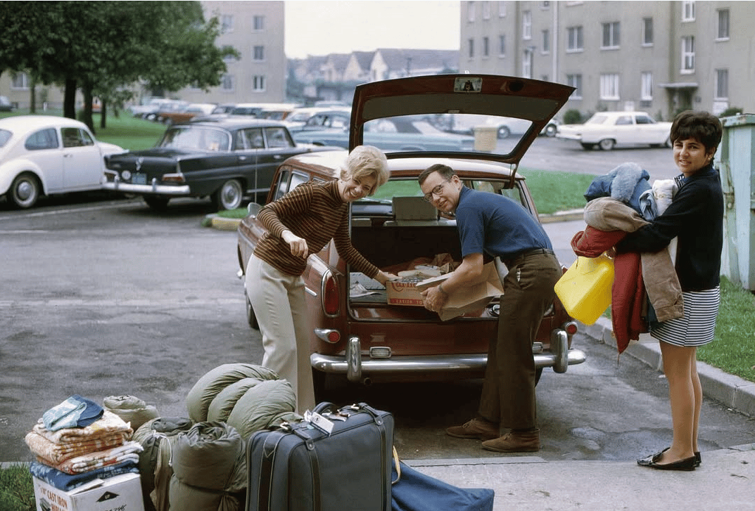 Ready for the Road: Vintage Photos of 1950s–1970s Travelers and Their Cars 1 Captura de pantalla 2026 08 28 18.09.41